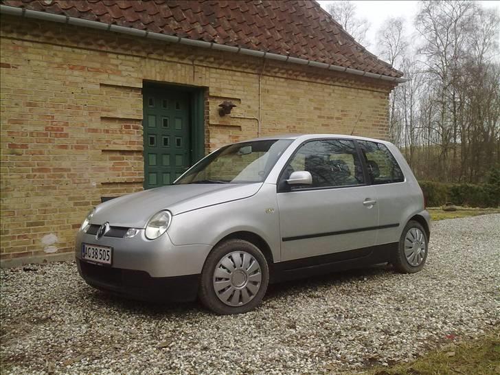 VW Lupo 1,2 TDI 3L - For og bag hænger nu bedre sammen. Der var sort på foran og bagpå, og intet på siden. billede 2