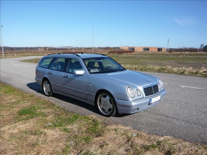 Mercedes Benz E300 TD - Bilen er i en blålig sølvmetal billede 1