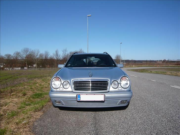 Mercedes Benz E300 TD - Bilen er i en blålig sølvmetal billede 2