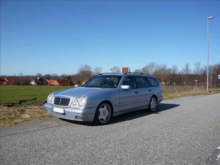 Mercedes Benz E300 TD - Bilen er i en blålig sølvmetal billede 3