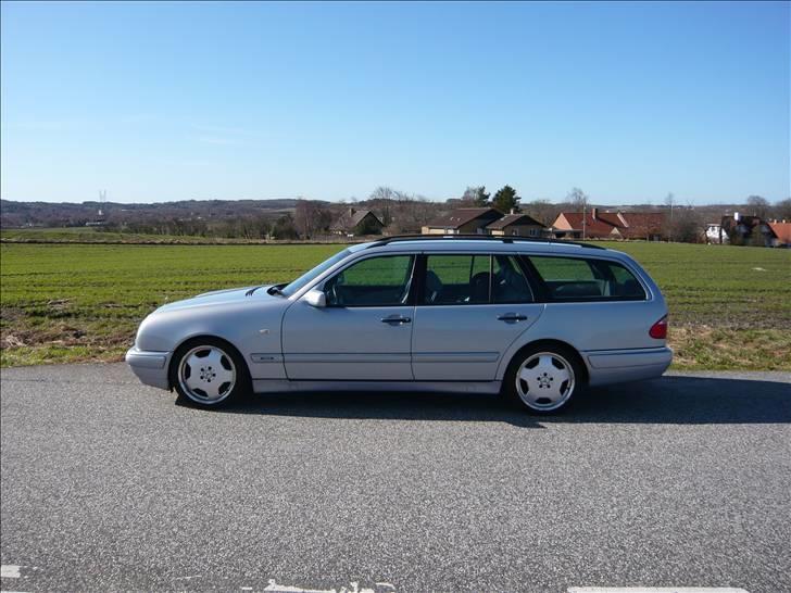 Mercedes Benz E300 TD - Bilen er i en blålig sølvmetal billede 4
