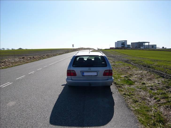 Mercedes Benz E300 TD - Bilen er i en blålig sølvmetal billede 5