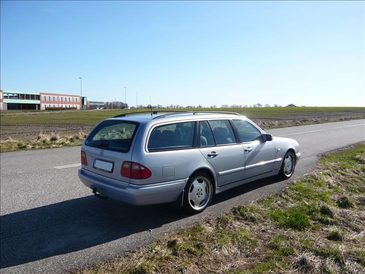 Mercedes Benz E300 TD - Bilen er i en blålig sølvmetal billede 6