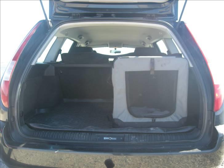 Ford Mondeo 2,0  Trend st. car - der er gummimåtte i bilen når vi har Bulldogen med på tur også er der stadig rigtig god plads billede 12