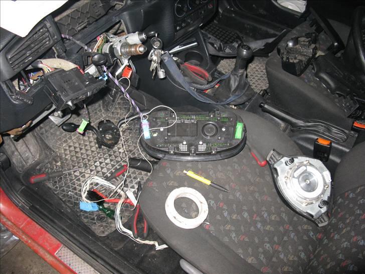 VW Golf III - Så skulle der lige laves nogen ledninger, så det også virker :) billede 15