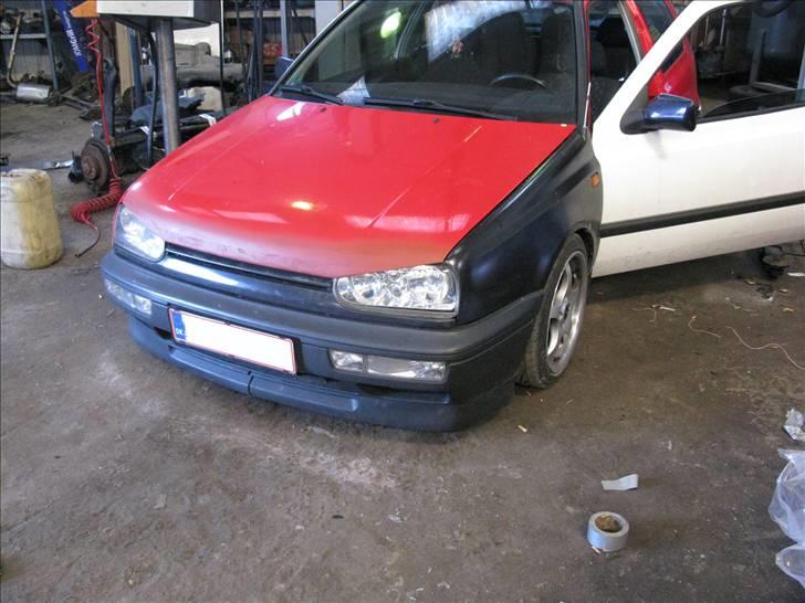 VW Golf III - Grov spartlet, og er ved at pudse kanterne af og så er resten til maleren, der skal også være lidt arbejde til ham. billede 16