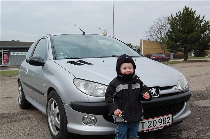Peugeot 206 GTI - Nevøen, Lucas, der selvfølgelig også er med til at ordne bil. Man kan jo aldrig starte for tidligt med at lære om biler, vel? :-) billede 1