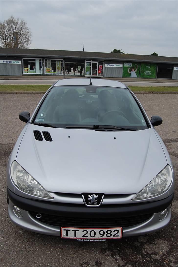 Peugeot 206 GTI - Jeg synes selv dette billede giver et godt helhedsindtryk af bilen. Det er i hvert fald taget i en god vinkel. billede 2