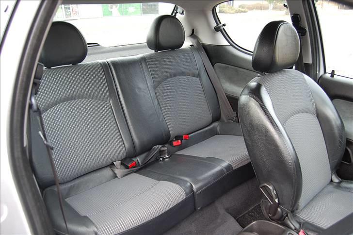 Peugeot 206 GTI - Bagsædet hvor der også er dellæder. Nu ikke fordi der er alt for meget plads deromme billede 3