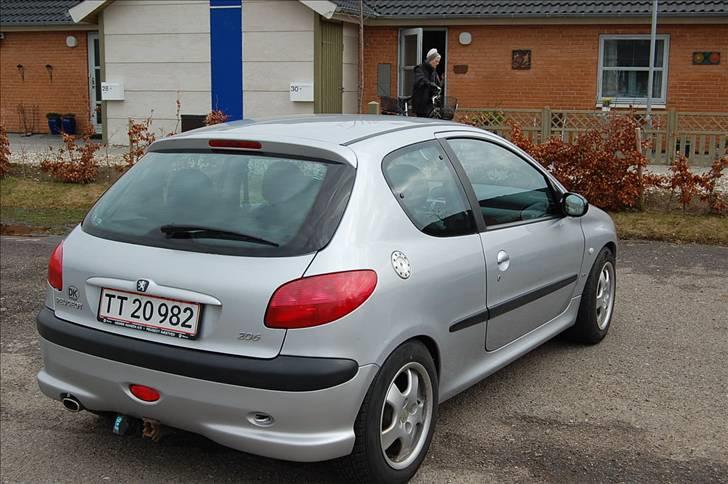 Peugeot 206 GTI - Lide kedelig bagende, her vil en anden kofanger eller et skørt pynte gevaldigt. billede 5