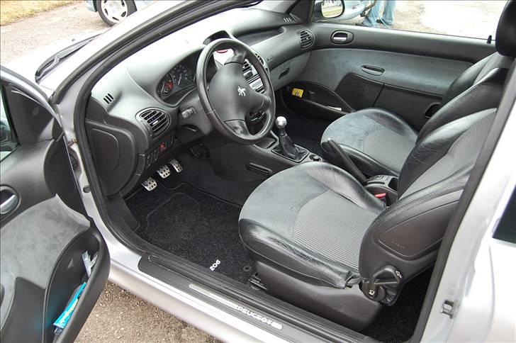 Peugeot 206 GTI - Lækre sportssæder med dellæder og naturligvis er der org. bundmåtter. Intet uorginalt på denne bil, tak. Kommer læder på siddefladen også. Er bestilt og betalt billede 7