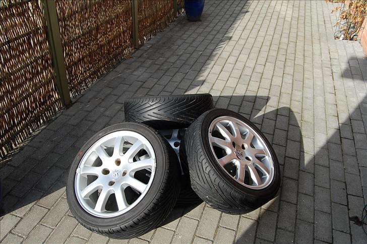 Peugeot 206 GTI - Sommerdækkene med Yohohama dæk monteret på 16" org. Peugeot alufælge. Bli´r monteret på onsdag hos Peugeot. billede 11
