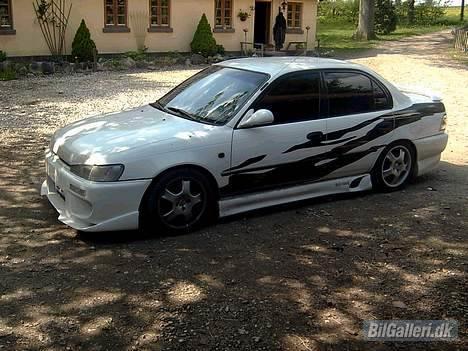 Toyota corolla 1,3 turbo. - Så kom der lige lidt folie på, noget solfilm i de forreste sideruder. billede 7
