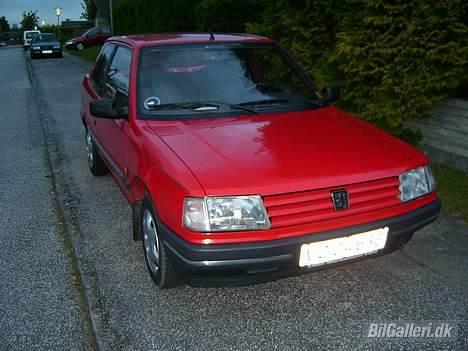 Peugeot 309 1,4i Kick (solgt) - Hov ! en rød fransk bil fra starten af 90érne, der stadig er RØD!!! Det må være en fejl! billede 2