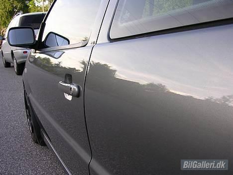 VW Polo **Solgt** - Passat grå.. med Grønt/rødt Perlemor i..  billede 8