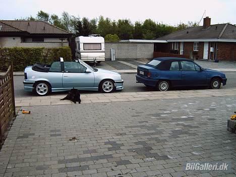 Opel Kadett GSI CAB. Solgt. - Her i godt selskab, sammen med min første Cabrio........Dejlig vogn :-) se den her.... stem gerne :-) http://www.bilgalleri.dk/html/gal_visbil.asp?ID=15771 billede 11