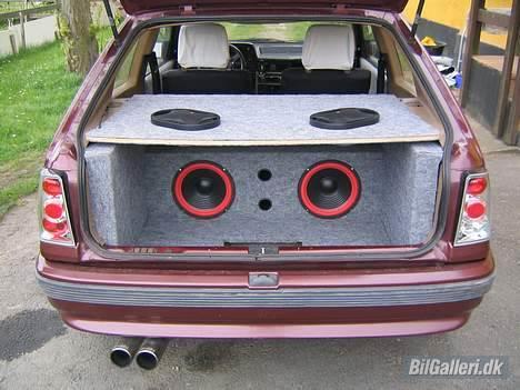 Opel Kadett E * DØD* - Ja så blev det nye anlæg færdig :) herligt.. men med de gamle subs i.  billede 5