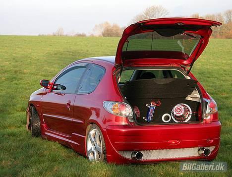 Peugeot 206 - Bagagerummet er hjemme lavet, der er 21 liter luft i ver af de 2 sub-kasser og 2½ tommer basreflex´er billede 6