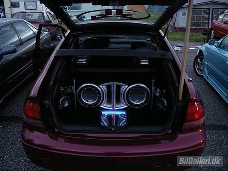 Mazda 626 1,8 GE - Ja, man skulle tro det var en sponsor bil :D Men nej... billede 1