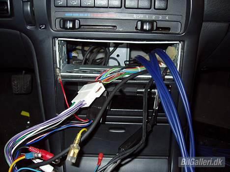 Mazda 626 1,8 GE - Her er installationen af det så igang... billede 2