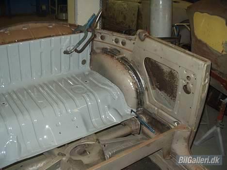 VW 1200 Cabriolet - Torpedopladen bag bagsædet kunne ikke reddes. Vi var nødt til at sætte en nyere uoriginal i, da en original til cabrio ville være DYR billede 6