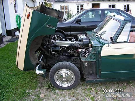 Triumph herald 13/60 - Hele forenden vippes frem, let adgang til motoren. billede 3