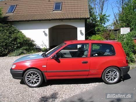 Nissan Sunny N14 - Synes de nye fælge pynter :) - Den sorte liste der løber på siden bliver taget helt af og spartlet ud! billede 2