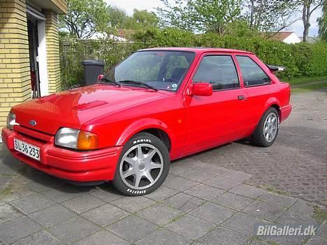 Ford Escort 1.6 xr3i "SOLGT" - Nyeste billede... Så har jeg været igang med at polere så bilen skinder for tiden! :-P billede 10