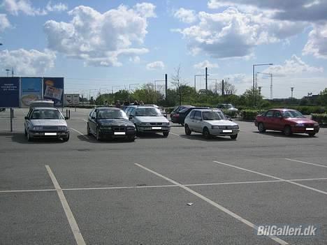 BMW E36 316i Compact>>SOLGT<< - Til træf ved kolding storcenter den 22/05 05 tjek også www.jydepower.wtr.dk    Fra venstre Peter i Vento, mig i 316 compact, så min mors passat som vi brugte til at transptere min kærestes mercer i, Daniel i 205 og Jan i Vectra. billede 11