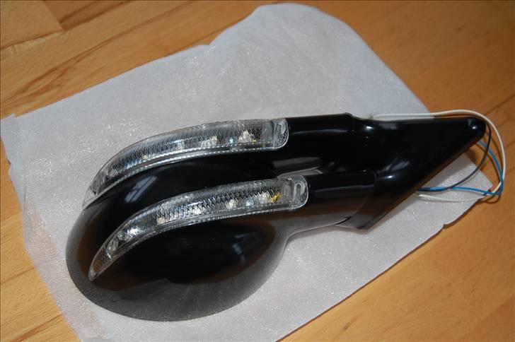 Peugeot 206 GTI - Sådan ser sportsspejlene model SLR ud - der er ledninger monteret fra fabrik, så spejlene er klar til at blive tilsluttet til bilens ledningsnet. billede 15