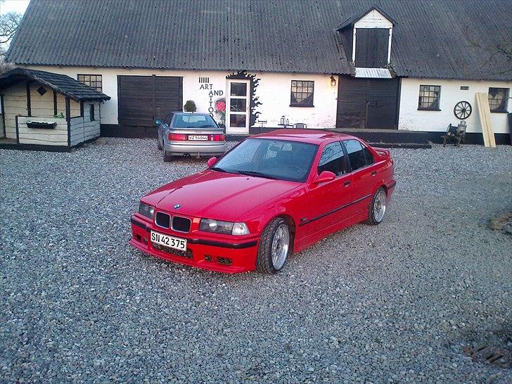 BMW e36 320/325 solgt  - den er ikke sænket der endnu. stadigvæk vinter mode men bliver selvf lavet om på snart :D  billede 1