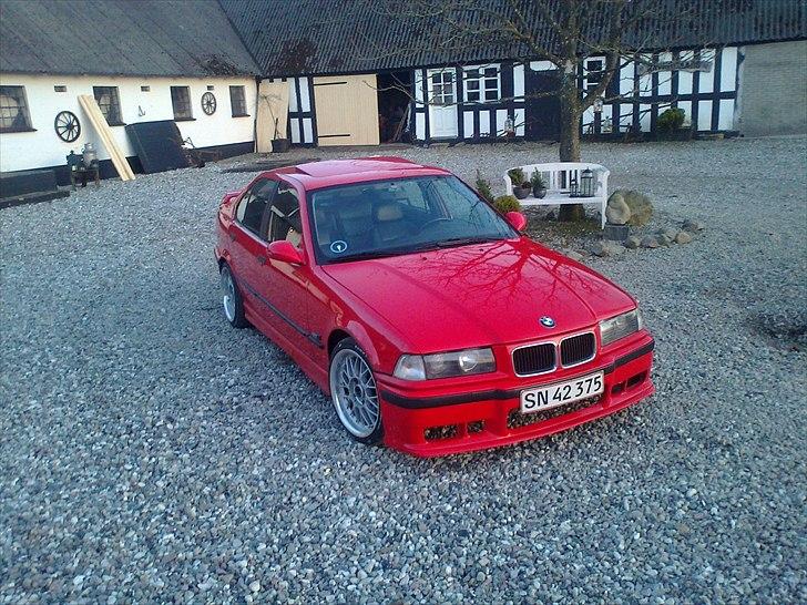 BMW e36 320/325 solgt  - den er ikke sænket der endnu. stadigvæk vinter mode men bliver selvf lavet om på snart :D  billede 3