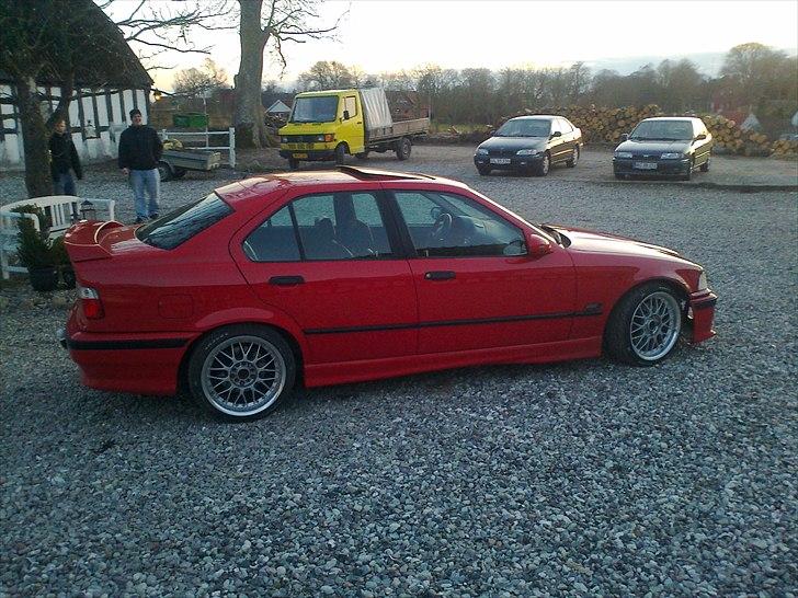 BMW e36 320/325 solgt  - den er ikke sænket der endnu. stadigvæk vinter mode men bliver selvf lavet om på snart :D  billede 5