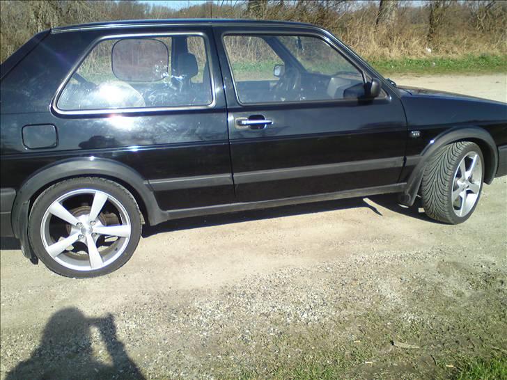 VW Golf II - De store fælge er lidt hårde ved bilen... -kunne godt bruge 15 tommer stedet. billede 5