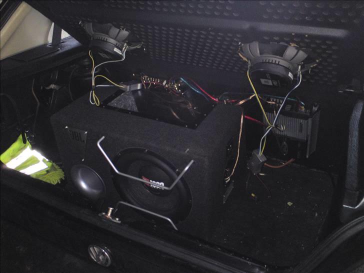 VW Golf II - Næsten færdigt.. -lidt kosmetisk mangler. Der skal monteres en plexiglasplade foran forstærkerne, både for beskyttelse af kabler, men også så det får en pæn finish. billede 13