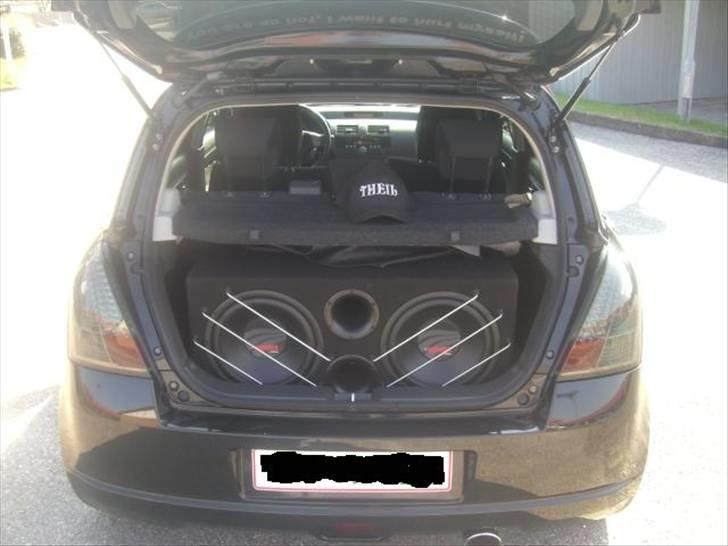 Suzuki Swift 1,3 GLX SOLGT - Ja, der er ikke plads til meget andet.. billede 9