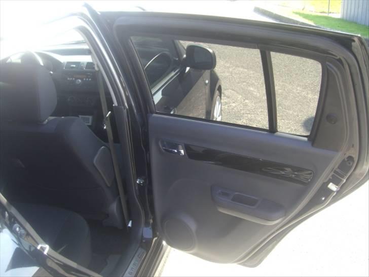 Suzuki Swift 1,3 GLX SOLGT - Diskanter bygget ind i beklædningerne billede 10