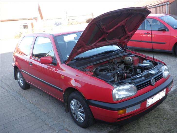 VW Golf 3 SOLGT - forfra med hjelmen åben billede 9