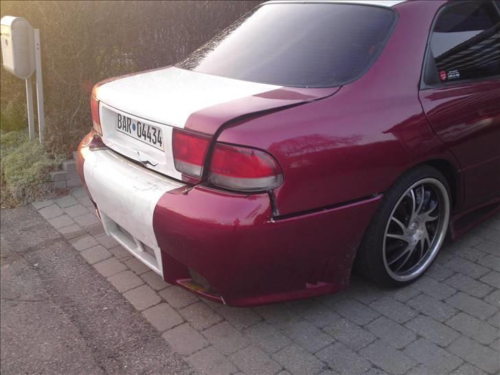 Mazda 626 *Hugget op* - Skråt bagfra. Og her kan man se skaden :D billede 6