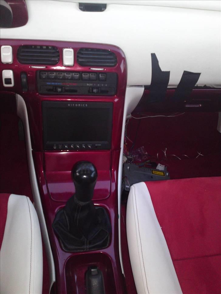 Mazda 626 *Hugget op* - Midterkonsollen med TV´et. Gaffaen er sat på, fordi at låsen til handskerumemt er knækket :D billede 11