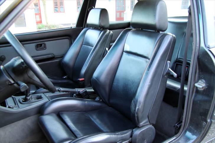 BMW E30 320i - M50 - SOLGT - Andre sæder sidder i, den dag i dag.  billede 8