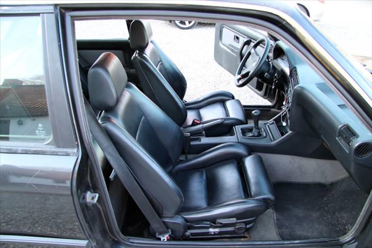 BMW E30 320i - M50 - SOLGT - Andre sæder sidder i, den dag i dag. billede 10