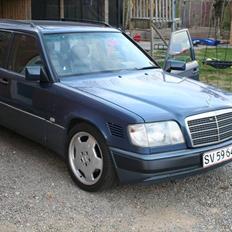 Mercedes Benz 124-300 D T