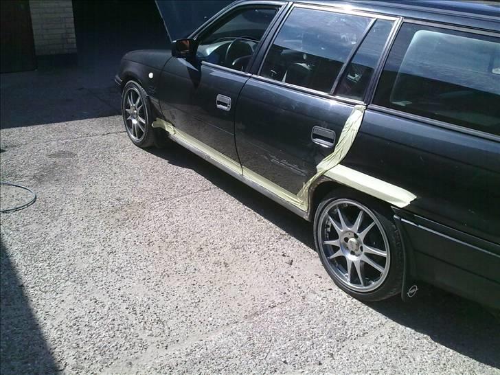 Opel Astra F ST  - så bliv da lige lavet paneler lækkert så nu er den sku rust fri og klar til syn  billede 17