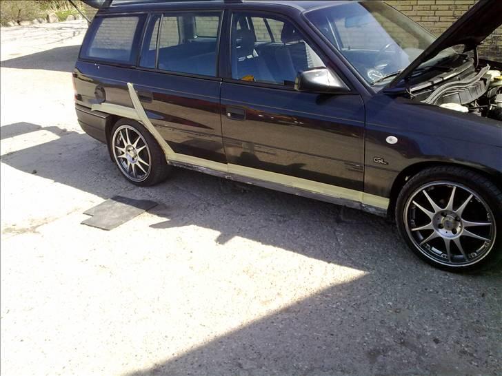 Opel Astra F ST  - så bliv da lige lavet paneler lækkert så nu er den sku rust fri og klar til syn  billede 18