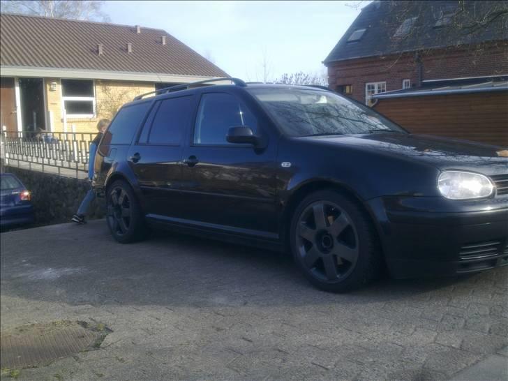 VW Golf 4 Variant solgt - Ny renoveret Audi TT fælge i  en mørk koksgrå billede 6