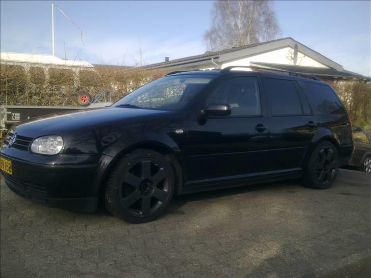 VW Golf 4 Variant solgt - Ny renoveret Audi TT fælge i  en mørk koksgrå billede 7