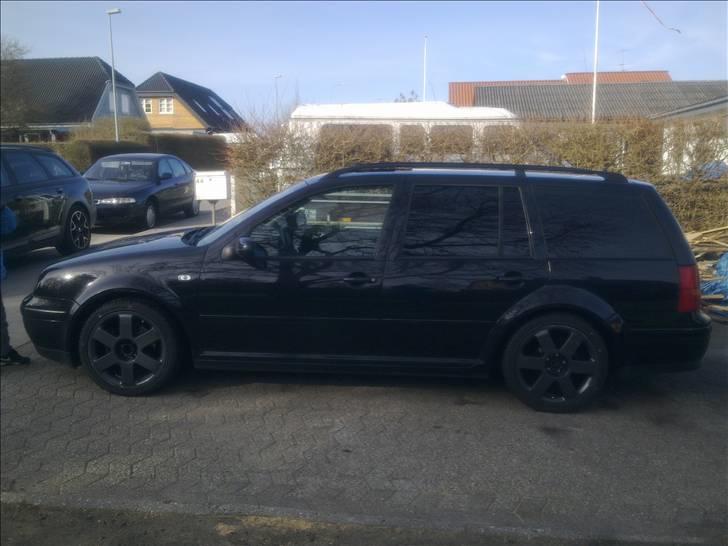 VW Golf 4 Variant solgt - Ny renoveret Audi TT fælge i  en mørk koksgrå billede 8