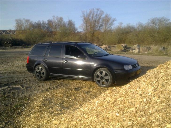 VW Golf 4 Variant solgt - Ny renoveret Audi TT fælge i  en mørk koksgrå billede 9