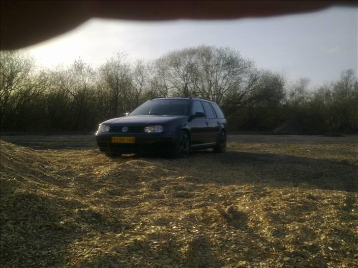 VW Golf 4 Variant solgt - Ny renoveret Audi TT fælge i  en mørk koksgrå billede 10